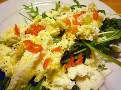 Rucola mit Mozzarella und Chili